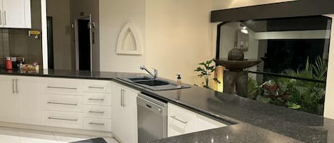 ميكروويف، فرن، موقد طهي مسطح، غسالة أطباق