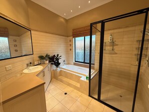 Whirlpool, Handtücher, Seife, Toilettenpapier