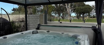 Waterlink Retreat - canal views with easy access to both the canal and the river