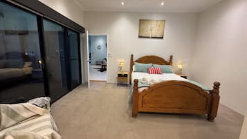 4 habitaciones, tabla de planchar con plancha, wifi y ropa de cama