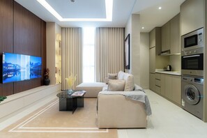 Appartement Premium, 1 très grand lit | Coin séjour | TV connectée de 40 pouces avec chaînes numériques