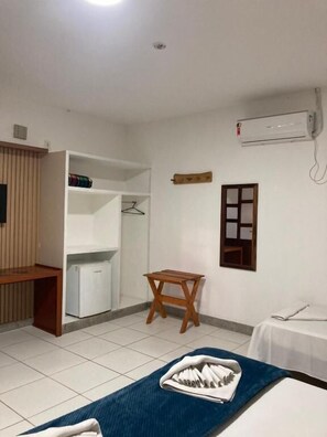 Minibar, laptop workspace, blackout curtains, free WiFi - Pousada Pau Brasil Ubu (Anchieta)