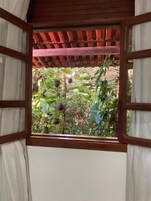 Habitación cuádruple familiar, vistas al jardín | Minibar, espacio para trabajar con un portátil, cortinas opacas