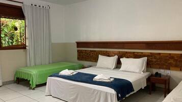 Familien-Vierbettzimmer, Gartenblick | Minibar, laptopgeeigneter Arbeitsplatz, Verdunkelungsvorhänge