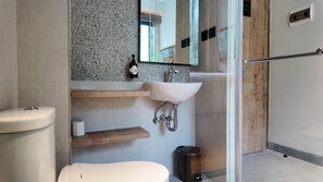 Shower, handuk, sabun, dan sampo