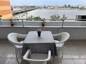 Outdoor dining - Sublime T2 Le Plateau Lagoon view Bright Large Ventilated (Abidjan)