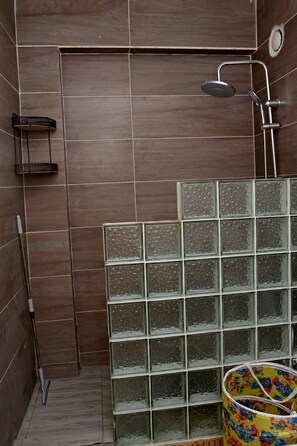 Douche, sèche-cheveux, serviettes fournies, savon