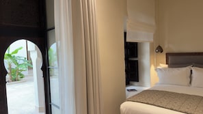 Quarto casal luxo | Cofres nos quartos, cortinas blackout, ferros/tábuas de passar roupa