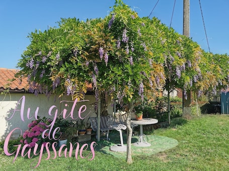 Outdoor dining. Le Gîte De Gayssanes: Charm and Tranquility in the Heart of Nature