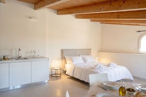1 habitación, tabla de planchar con plancha y cuna de viaje 