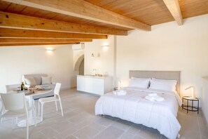 1 habitación, tabla de planchar con plancha y cuna de viaje 