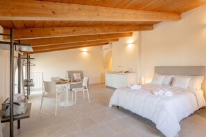 1 dormitorio, tabla de planchar con plancha, cuna de viaje