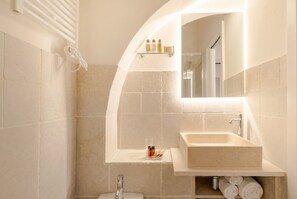 Regadera, bidet, toallas, shampoo 
