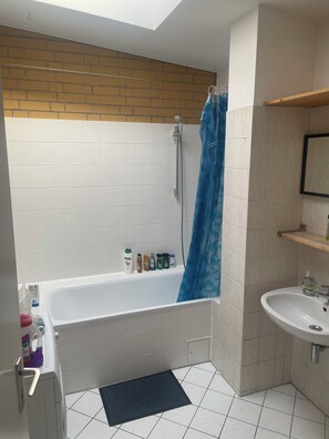 مناشف، صابون، ورق حمّام