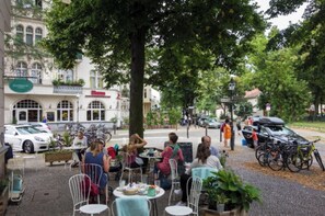 تناول الطعام بالخارج