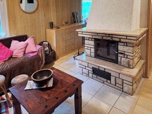 TV, fireplace