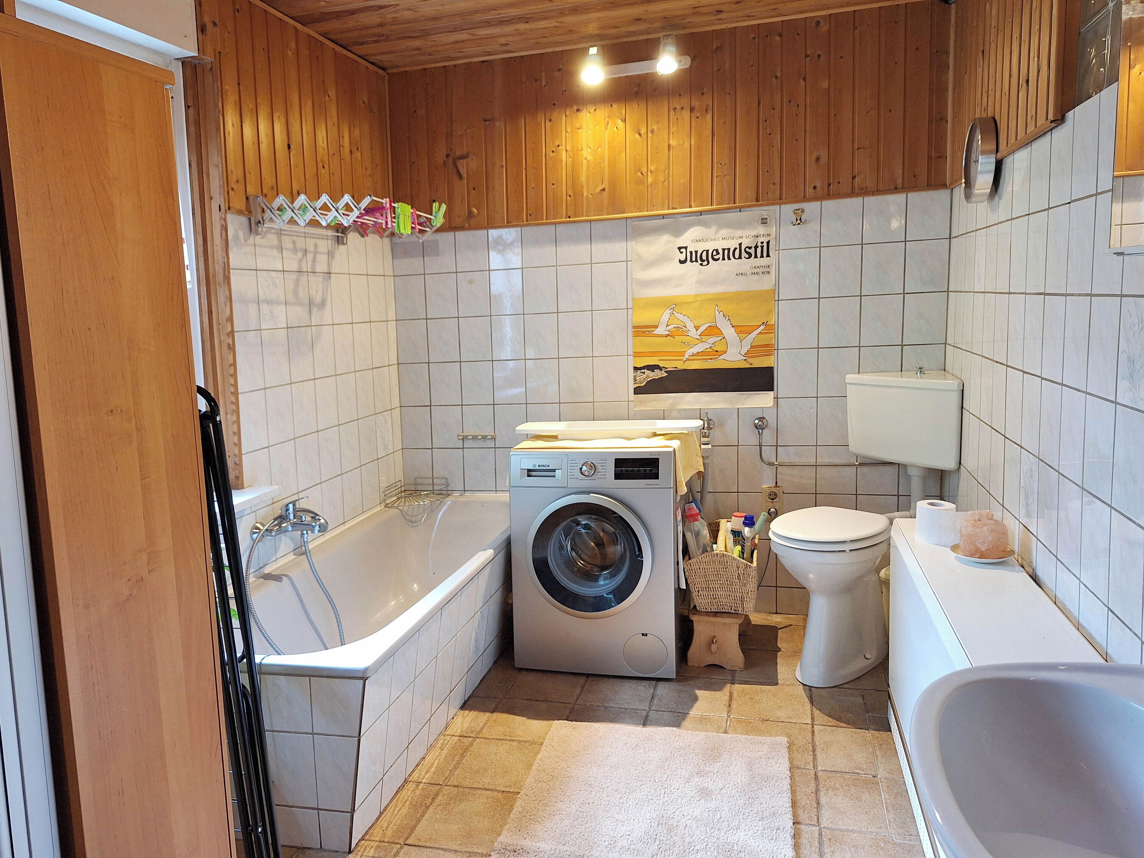 Secador de cabelo, toalhas de banho, sabonete, papel higiênico