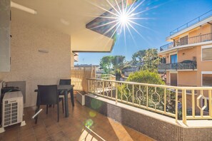 Basic Studio | Balcony