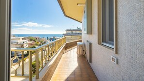 A balcony with a view of the sea and neighboring buildings. - Sun & Sea Homes by Wonderful Italy (Sanremo)