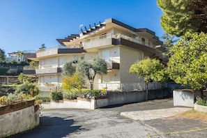 Vista frontal de la propiedad