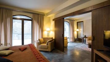 Luxe suite, balkon, uitzicht op rivier | Een strijkplank/strijkijzer, gratis wifi