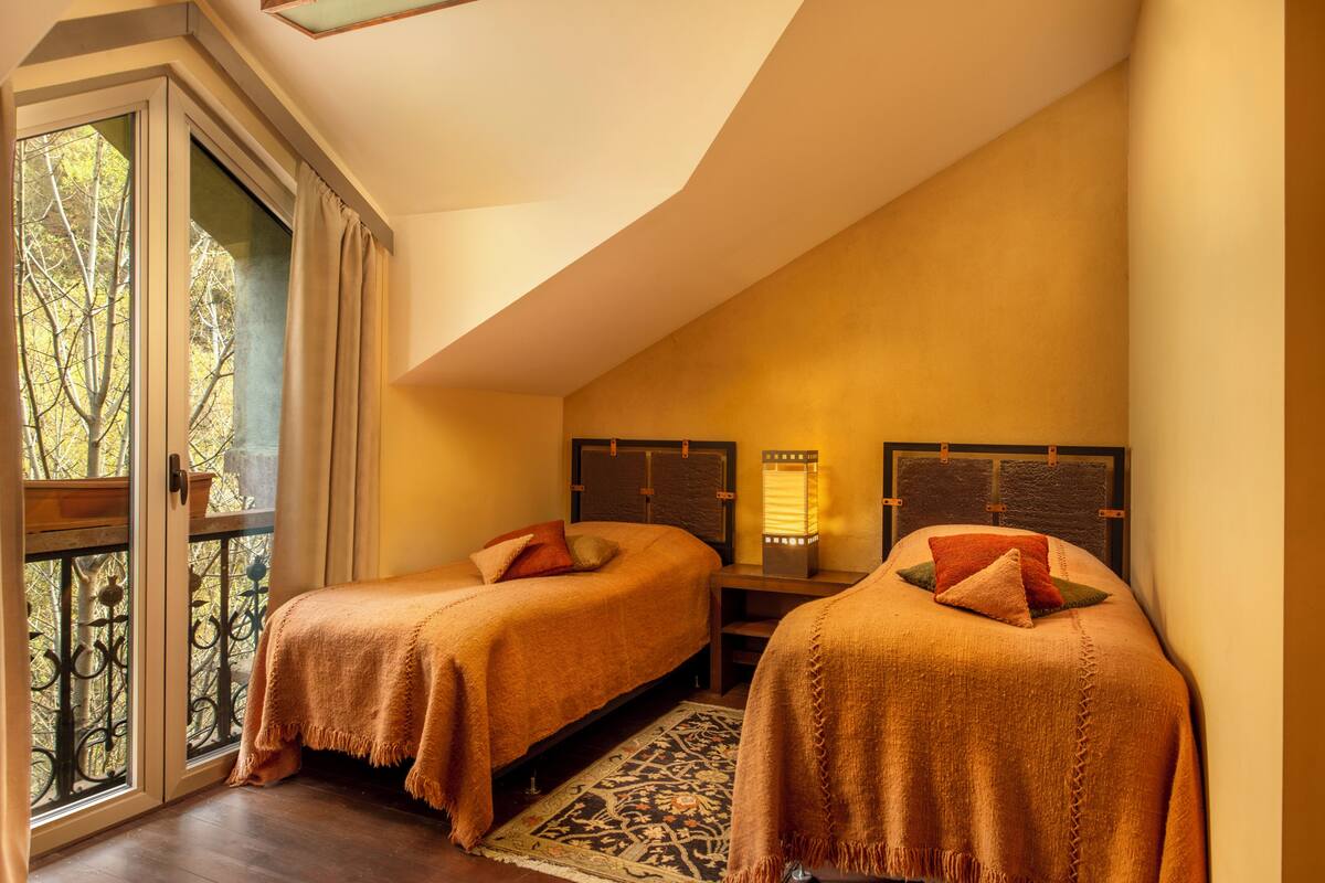 Standard Twin Room | Iron/ironing board, free WiFi