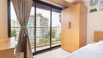 2 bedrooms, iron/ironing board, WiFi