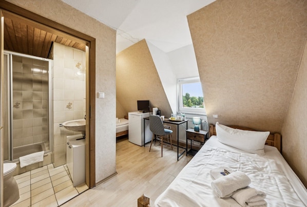 1 bedroom, desk, travel crib, free WiFi