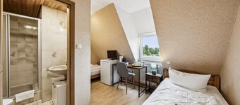 Cozy double room, flat-screen TV, and modern bathroom with shower. Ideal for couples and short stays – enjoy a relaxed atmosphere with warm wood accents and coastal charm.