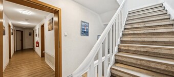 Cozy double room, flat-screen TV, and modern bathroom with shower. Ideal for couples and short stays – enjoy a relaxed atmosphere with warm wood accents and coastal charm.