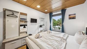 Schreibtisch, Reisekinderbett, kostenloses WLAN, Bettwäsche