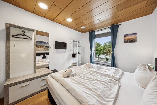 Desk, travel crib, free WiFi, bed sheets