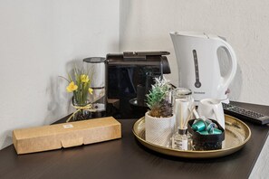 Coffee and/or coffee maker - Cozy double room, flat-screen TV, and modern bathroom with shower. Ideal for couples and short stays – enjoy a relaxed atmosphere with warm wood accents and coastal charm. (Wilhelmshaven)