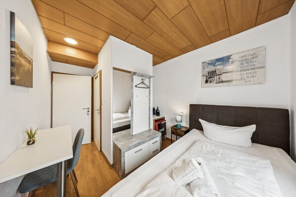 Een bureau, reisbedje, gratis wifi, beddengoed