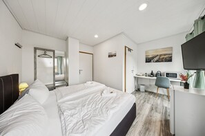 Desk, travel crib, free WiFi, bed sheets