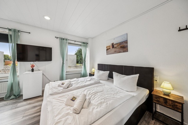 Doppelbett, Fernseher, Kühlschrank, Schlafzimmer