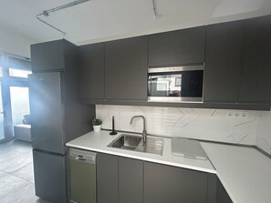 Micro-ondes, plaque de cuisson, lave-vaisselle