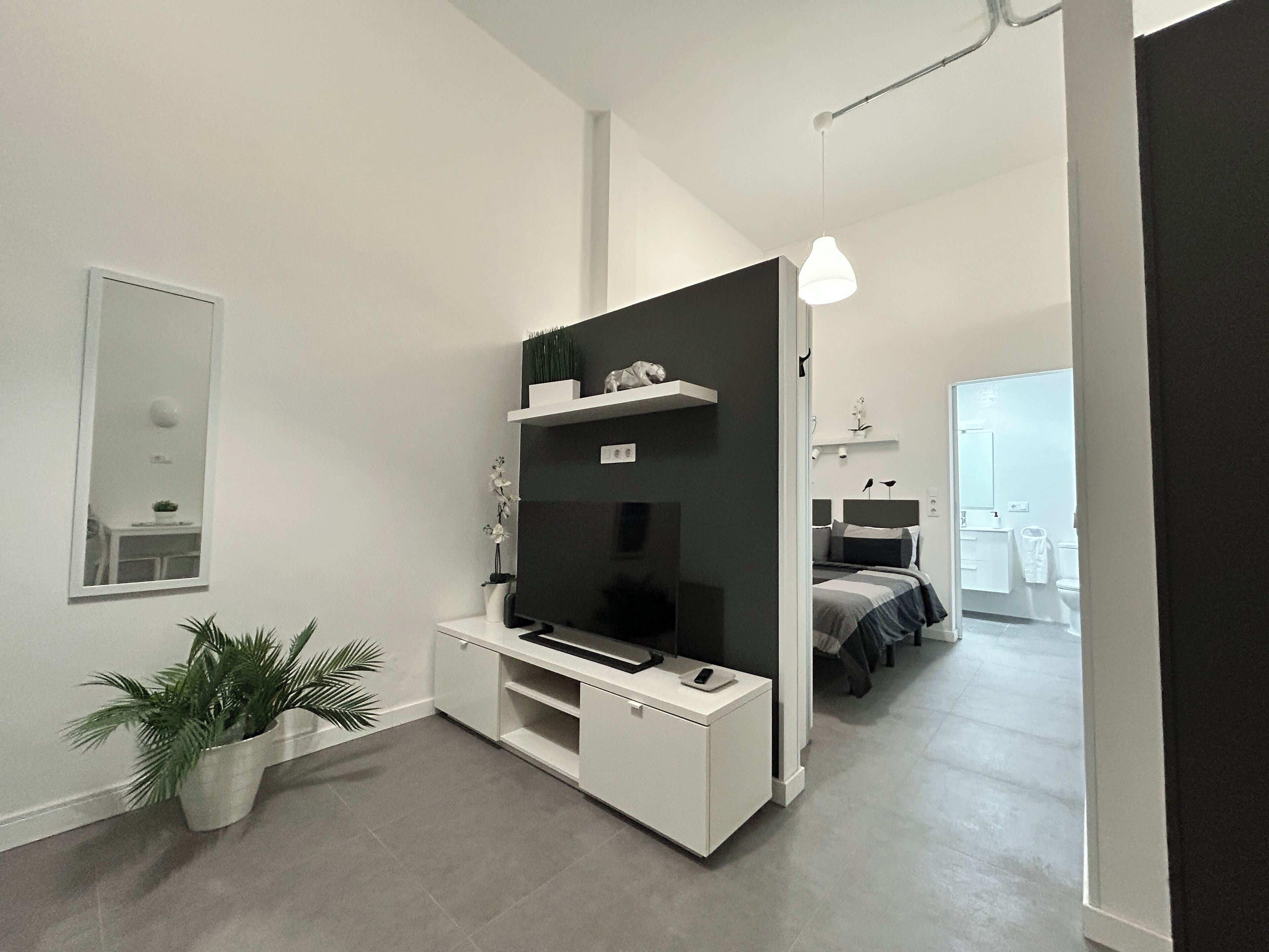 1 dormitorio, tabla de planchar con plancha, wifi y ropa de cama