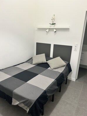 1 chambre, fer et planche à repasser, Wi-Fi, draps fournis