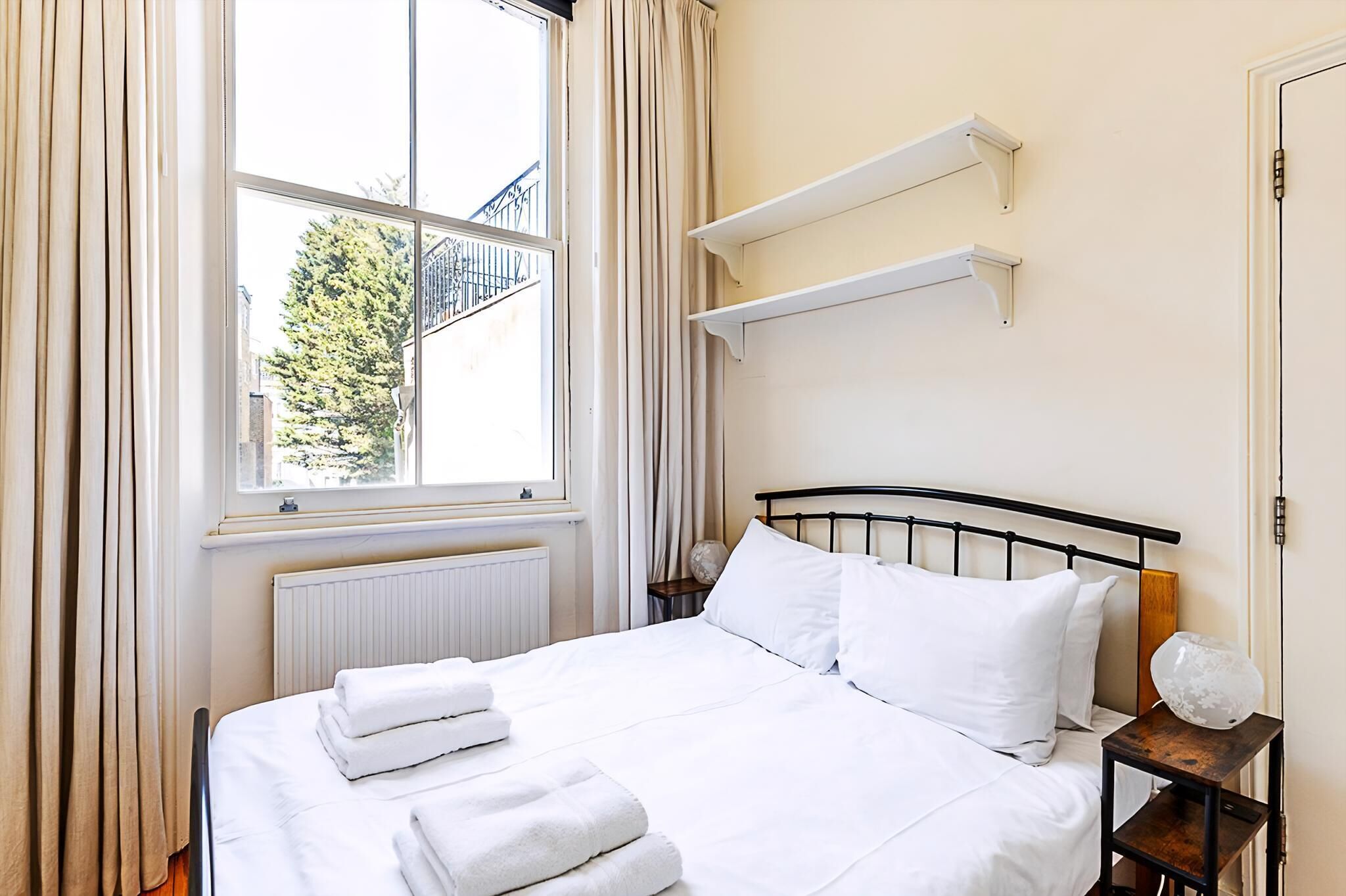 Apartment (Stylish West Kensington Flat with Cha) | 1 bedroom, free WiFi