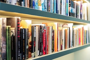 A bookshelf filled with various books. - Stylish West Kensington Flat With Character (London)
