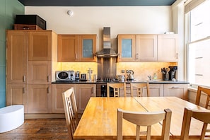อพาร์ทเมนท์ (Stylish West Kensington Flat with Cha) | ครัวส่วนตัว | เครื่องครัว/จาน/ช้อนส้อม
