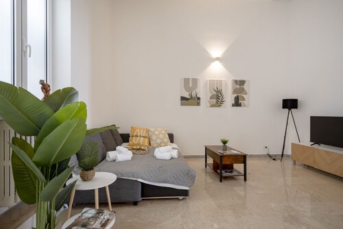 Piazza del Mare - Spacious & Bright Stay near Bari’s Waterfront