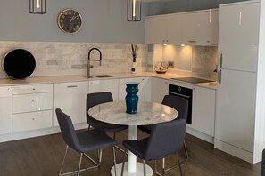 Fridge, oven, stovetop, dishwasher