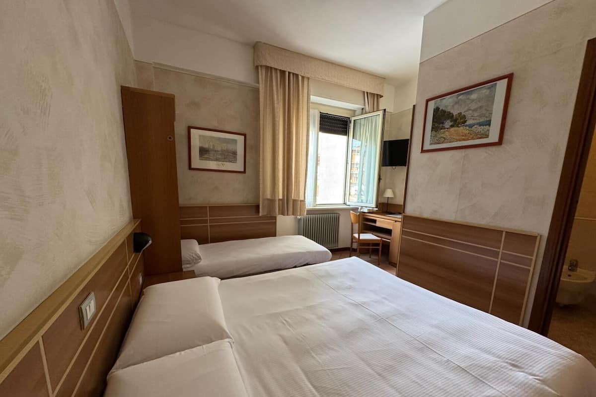 Camera Tripla Hotel | In-room safe, desk, free WiFi