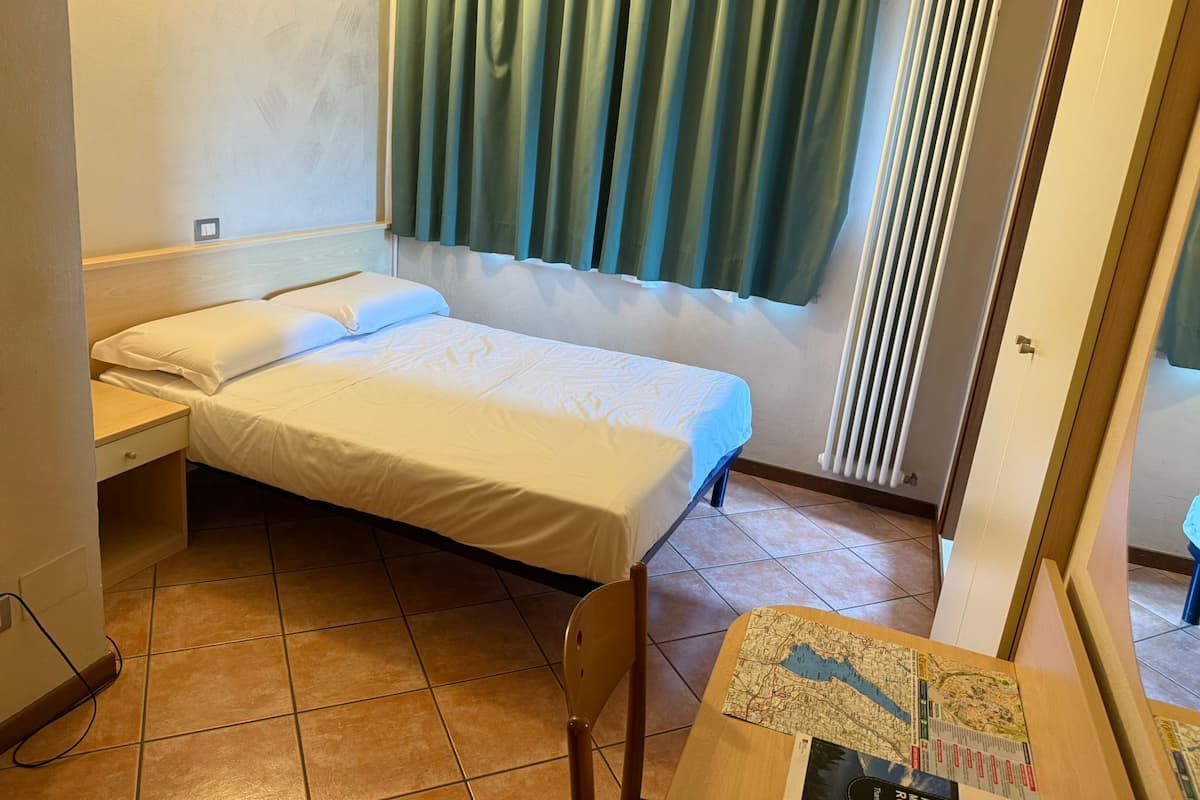 Camera Business Hotel | In-room safe, desk, free WiFi