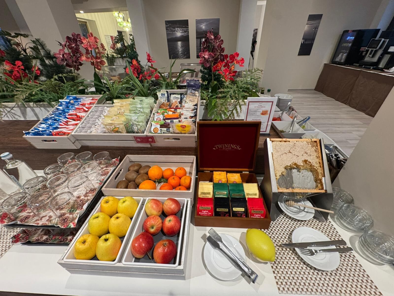 Ein reichhaltiges Buffet mit verschiedenen Speisen und Getränken.