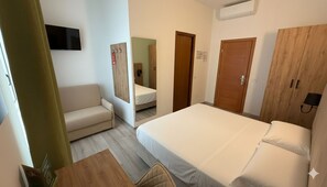 Trippelrum (Hotel) | Värdeförvaringsskåp på rummet, skrivbord och gratis wi-fi