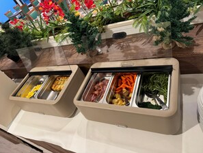 A buffet with various food items including eggs, ham, carrots, and green beans. - Hotel Bel Sito - Be Happy Hotels (Peschiera del Garda)
