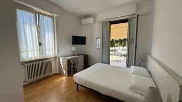 Habitació quàdruple familiar (Hotel) | Caixa forta a l'habitació, escriptori i wifi gratuïta